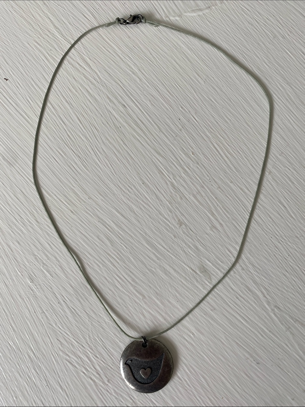 Vintage Hallmark HMK Pewter Style Bird & Heart Disc Pendant Necklace - Picture 9 of 16